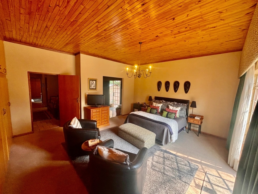 5 Bedroom Property for Sale in Wilkoppies North West
